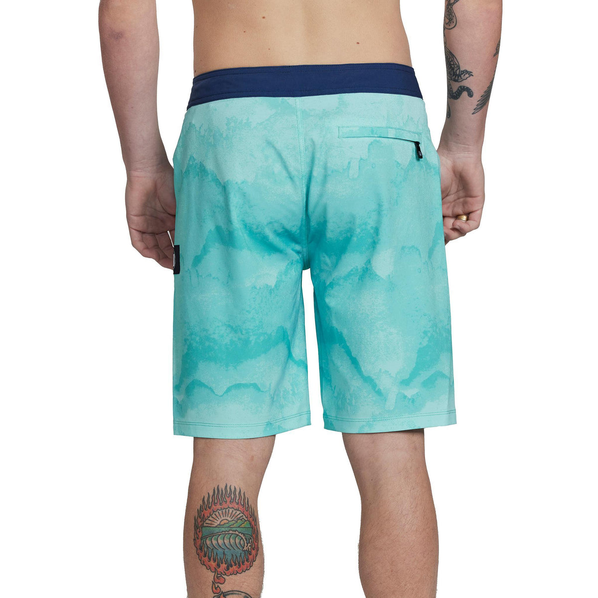 mens backwash 101 fit 20&quot; boardshort in tulum. rear view with navy waistband and rear left pocket 