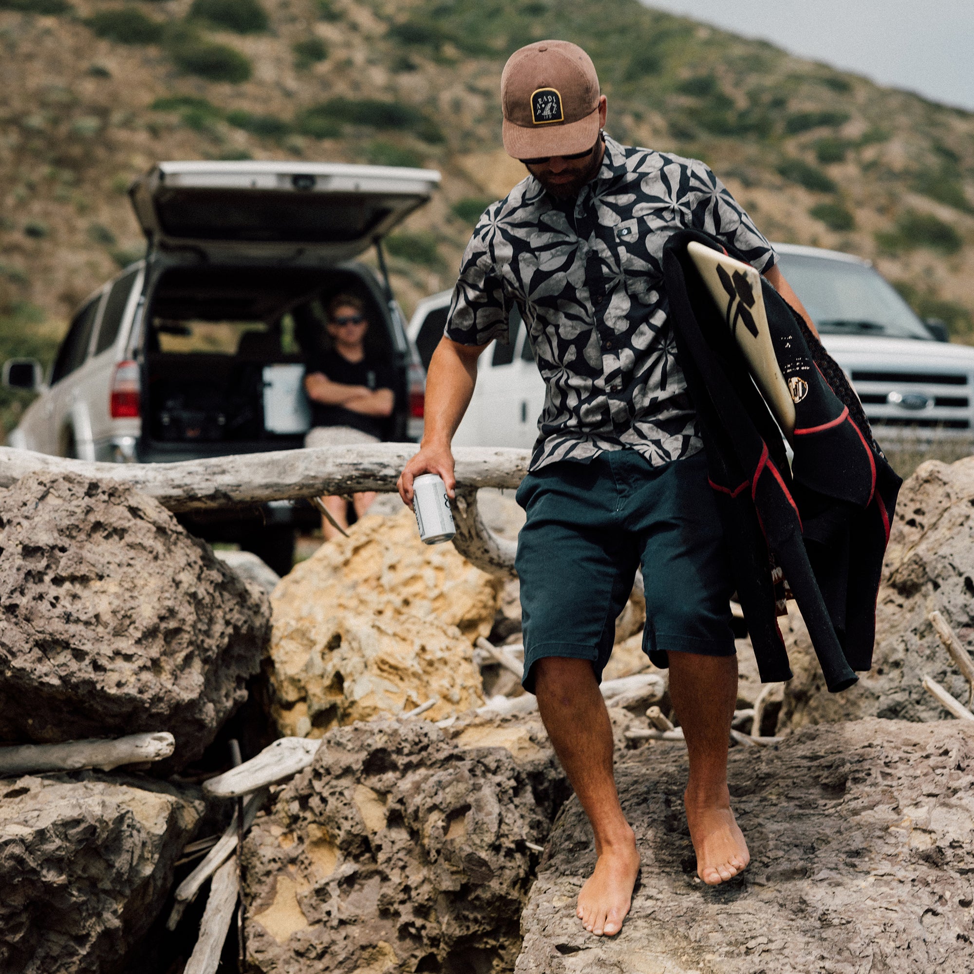 Man wearing the IPD Spinner short sleeve woven shirt in an outdoor setting with a rocky landscape in the background.