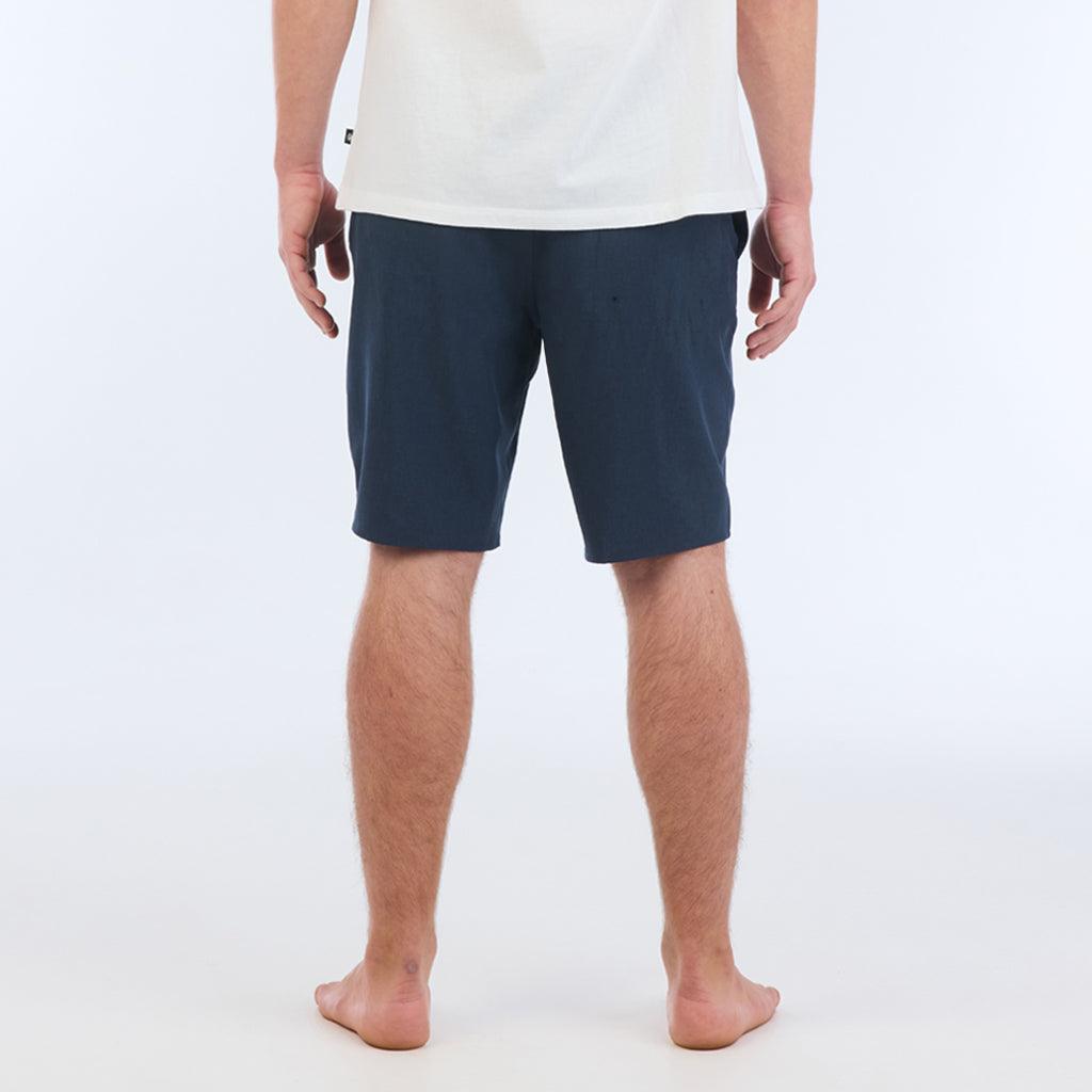 The Carter Hybrid features a 19” length in a classic walkshort silhouette in a waterproof fabric. The base color of the short is a heathered navy. The short also features belt loops, a zipper and button closure, two side pockets and two back pockets, and the signature smaller IPD flag label on the lower left leg.