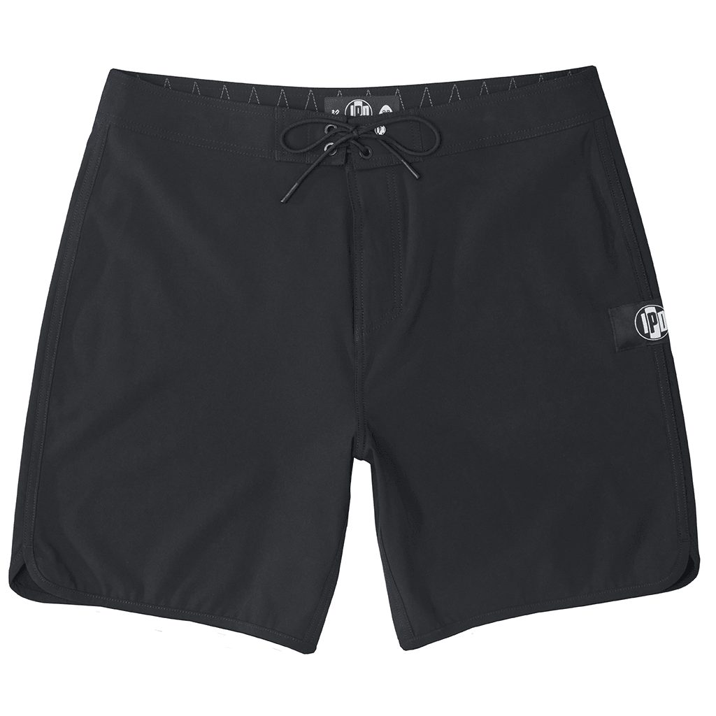 The HI 83 Solid Scallop boardshort features an 18” length and an all black coloring, delivering maximum comfort in a minimalist look. It also has a waistband tie, back patch pocket, and a black IPD logo patch halfway up the left leg taping.